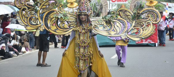 suasana karnaval loja di jalanan kota